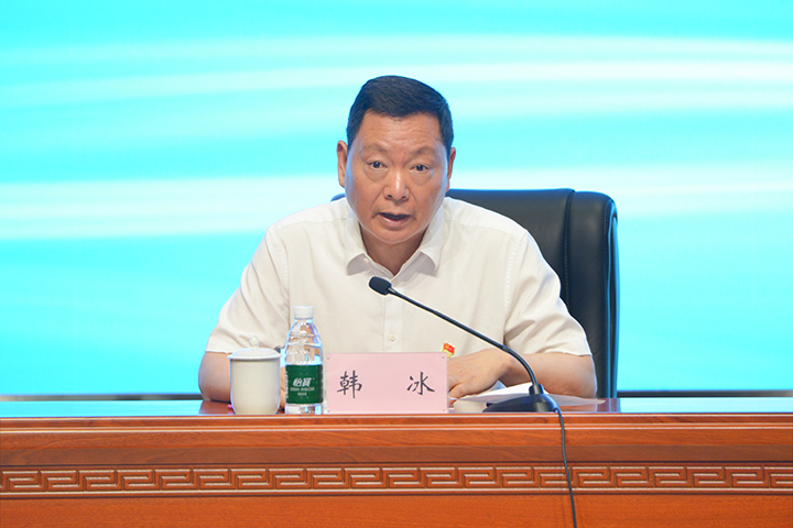 省教育厅社语处处长韩冰主持会议.jpg
