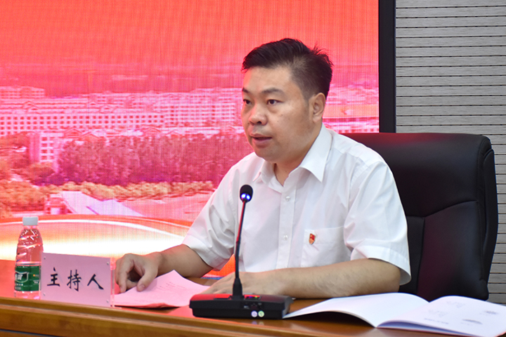 副校长朱建光主持报告会