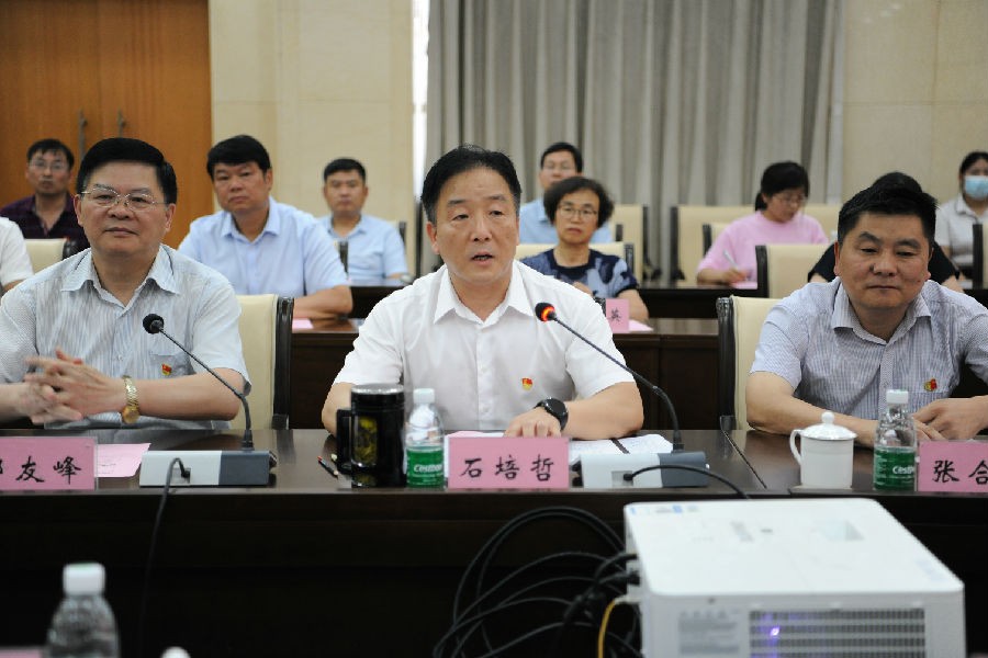校党委副书记石培哲主持.JPG